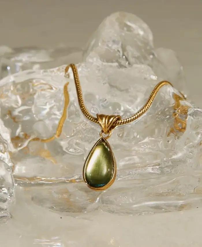 Collier pendentif délicat plaqué or pour femme. Avec larme en pierre verte naturelle. Bijoux pour tous les jours et fêtes