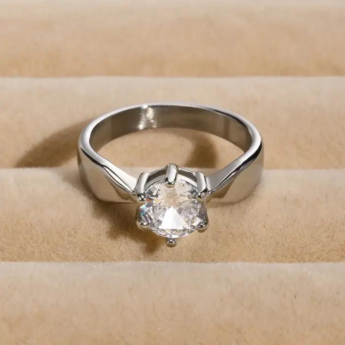 Bague de fiançailles solitaire ronde pour femmes en zirconium cubique doré plaqué or 18 carats pour occasions spéciales engagement anniversaire fête