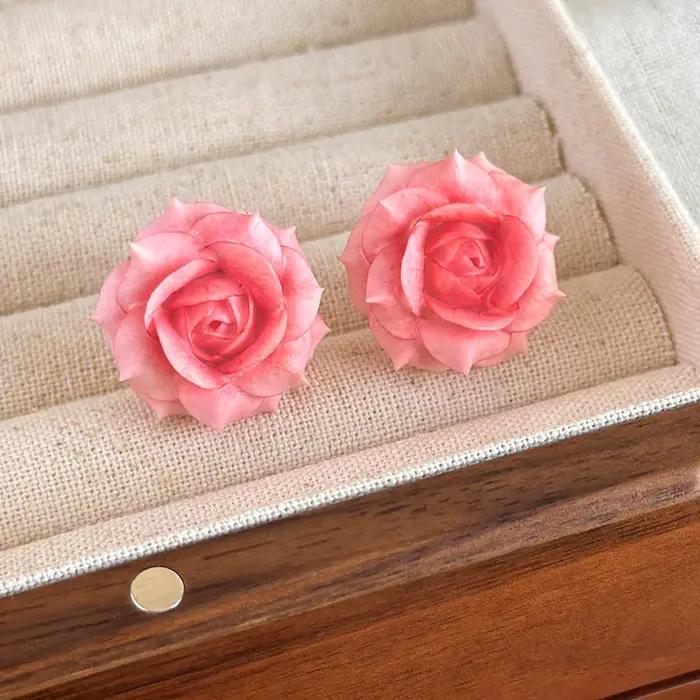 Boucles d'oreilles clous romantiques et élégantes en résine en forme de rose pour femmes, boucles d'oreilles minimalistes à pétales doux, accessoires de bijoux pour usage quotidien, cadeaux
