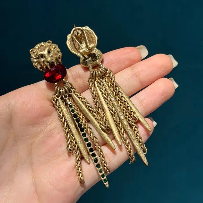 Boucles d'oreilles longues vintage tête de lion avec pompon rouge
