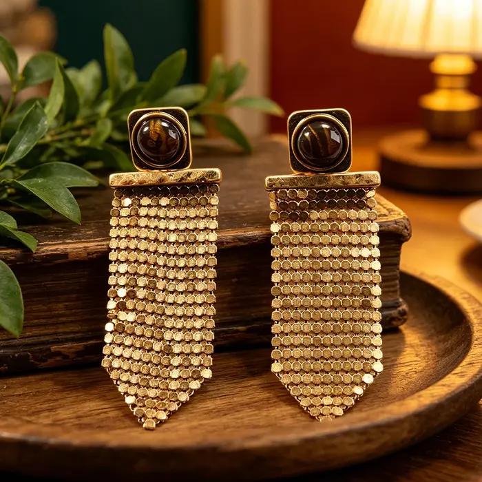 Boucles d'oreilles Art Déco martelées en maille dorée avec franges