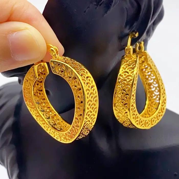 Boucles d'oreilles percées creuses plaquées or
