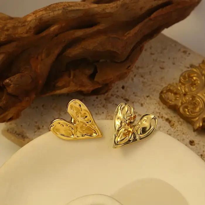 Boucles d'oreilles plissées plaquées or pour femmes design en forme de coeur élégantes à offrir pour occasions spéciales usage quotidien