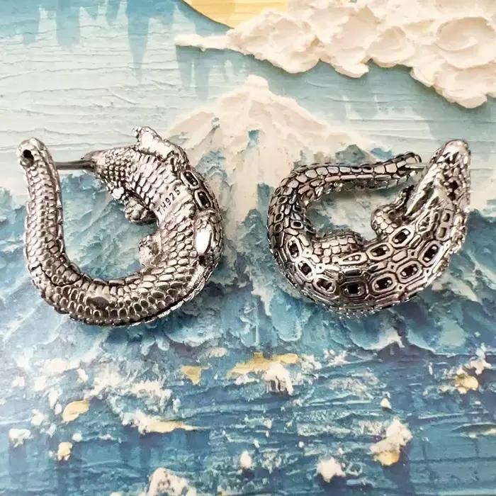 Boucles d'oreilles créoles articulées en forme de crocodile