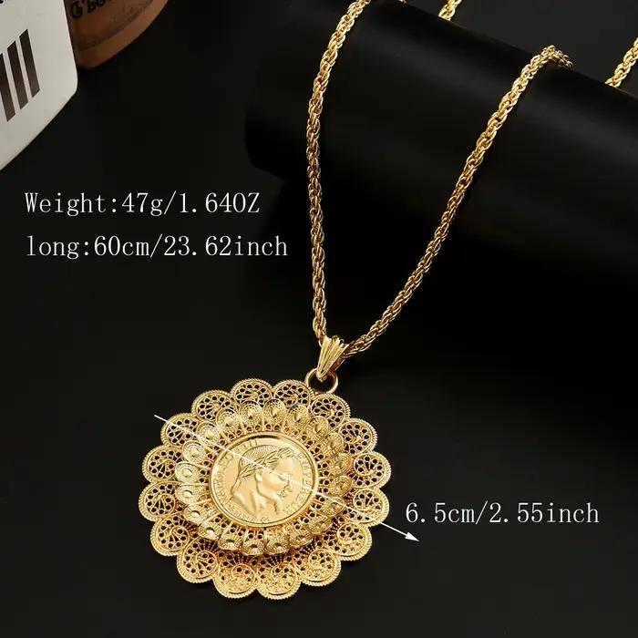 Un collier de dame arabe avec un pendentif rond plaqué or dans des bijoux de robe de mariée traditionnelle de style hip-hop avec chaîne torsadée