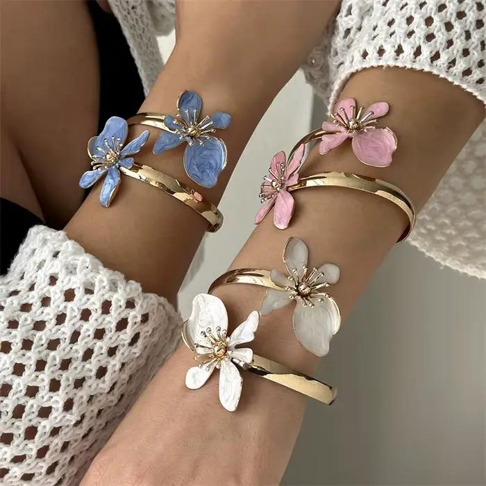 Bracelet ouvert élégant en émail fleuri pour femmes
