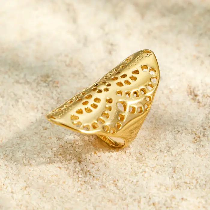 Bague en acier inoxydable plaqué or 18 carats filigrane pour femme avec design ajouré et look moderne élégant pour diverses occasions spéciales