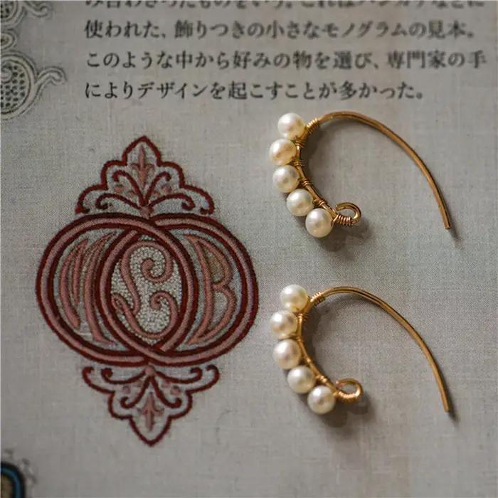 Boucles d'oreilles en perles d'eau douce minimalistes et vintage en or jaune clair faites à la main pour femmes occasions spéciales et quotidien