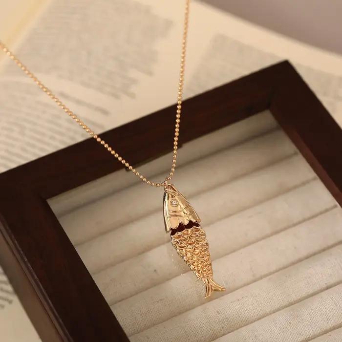 Collier pendentif carpe plaqué or 18 carats avec diamant en zircon