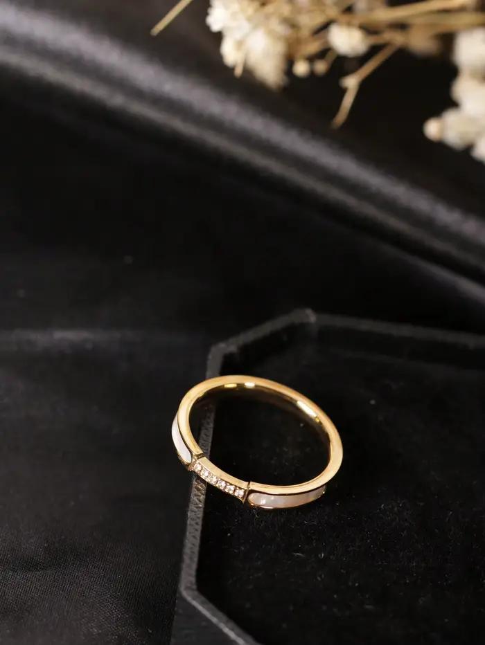 1 bague vintage style palais en acier inoxydable couleur or 18 carats avec incrustation de coquillage blanc et 6 strass