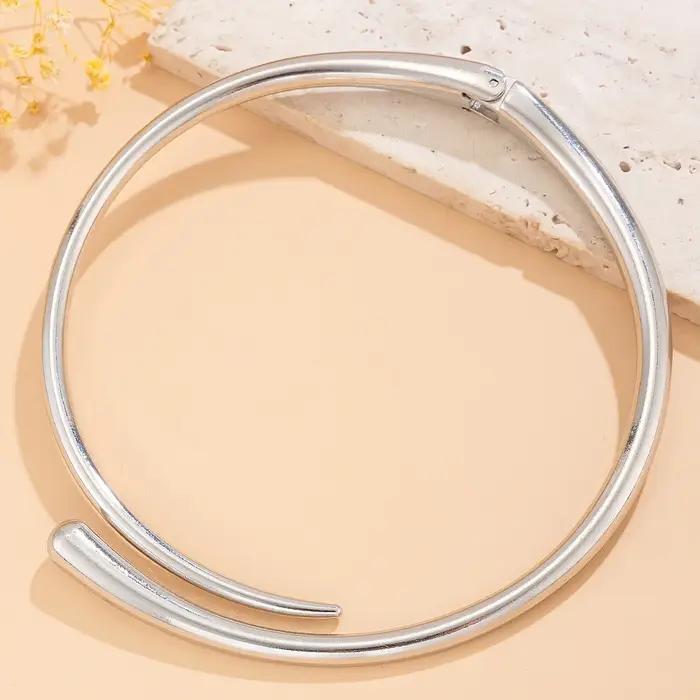 Collier ras du cou Punk Simple et Ir régulier Accessoires de Clavicule Réglables Collier Ras du Cou en Métal Lisse Cadeau de Fête pour Femmes Occasions Spéciales