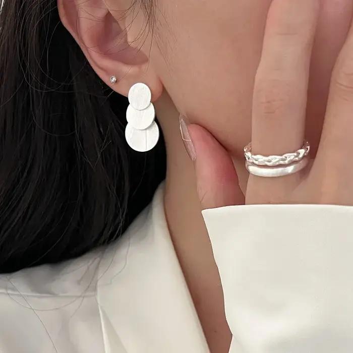 Boucles d'oreilles à clous en forme de petit disque géométrique brossé couleur argent pour femmes