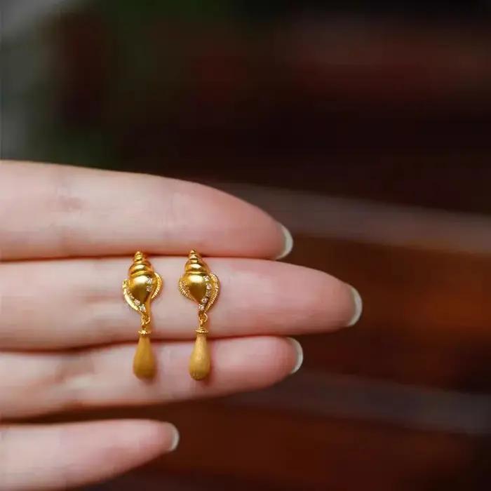 Boucles d'oreilles en forme de goutte d'eau en or antique, incrustées de diamants brossés et de coqu