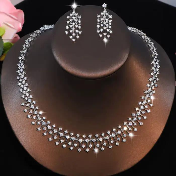 Parure de bijoux indiens CZ classique avec plaqué or 14 carats pour femmes occasions spéciales anniversaires et mariages