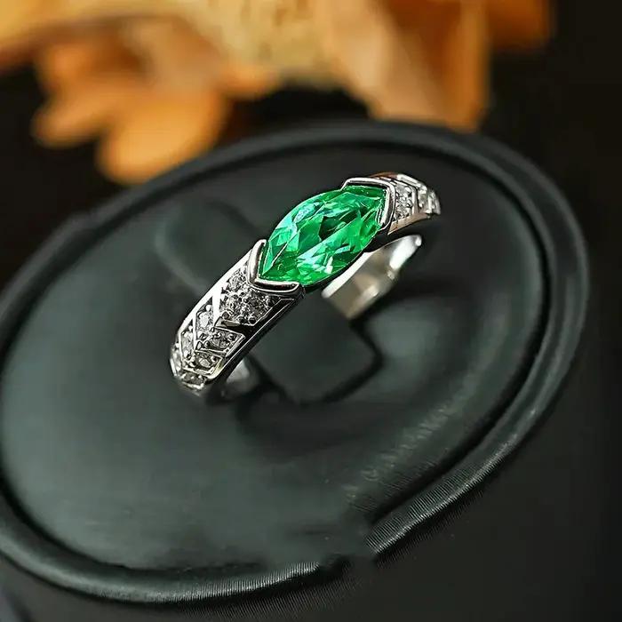 Bague en argent 925 sertie d'émeraudes ovales et de diamants - Accessoire féminin de luxe en pierre précieuse verte de grande qualité