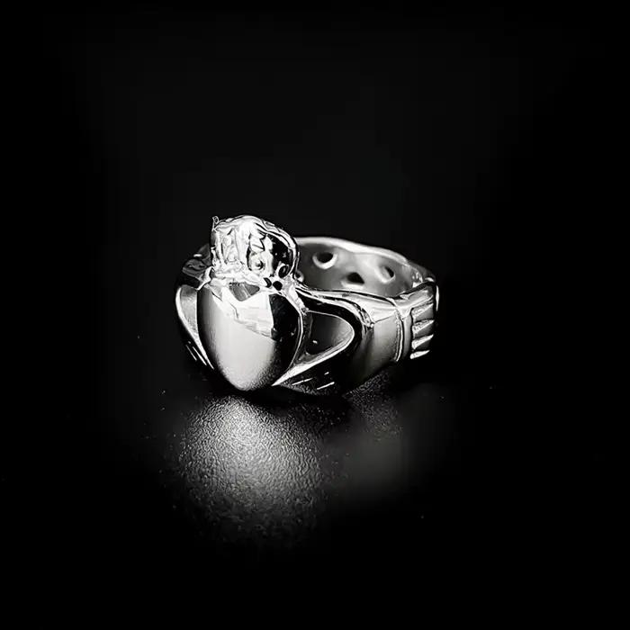 Bague Claddagh irlandaise en acier inoxydable plaqué or 18 carats pour femmes occassions spéciales symbole d'amour loyauté et fidélité