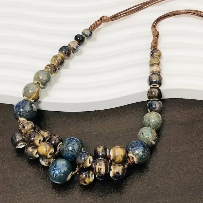 Collier de perles en céramique bohème fait à la main - Perles réglables, tons marron et vert, style