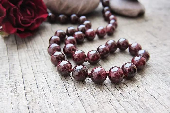 Collier de grenat naturel court noué à la main pour femmes occasions spéciales yoga mala perles bijoux cadeaux pour petites amies