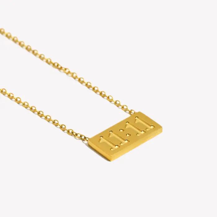 Collier Pendentif Carré Numéro 1111 Symbole de Chance et de Succès en Acier Inoxydable pour Femmes Occasions Spéciales