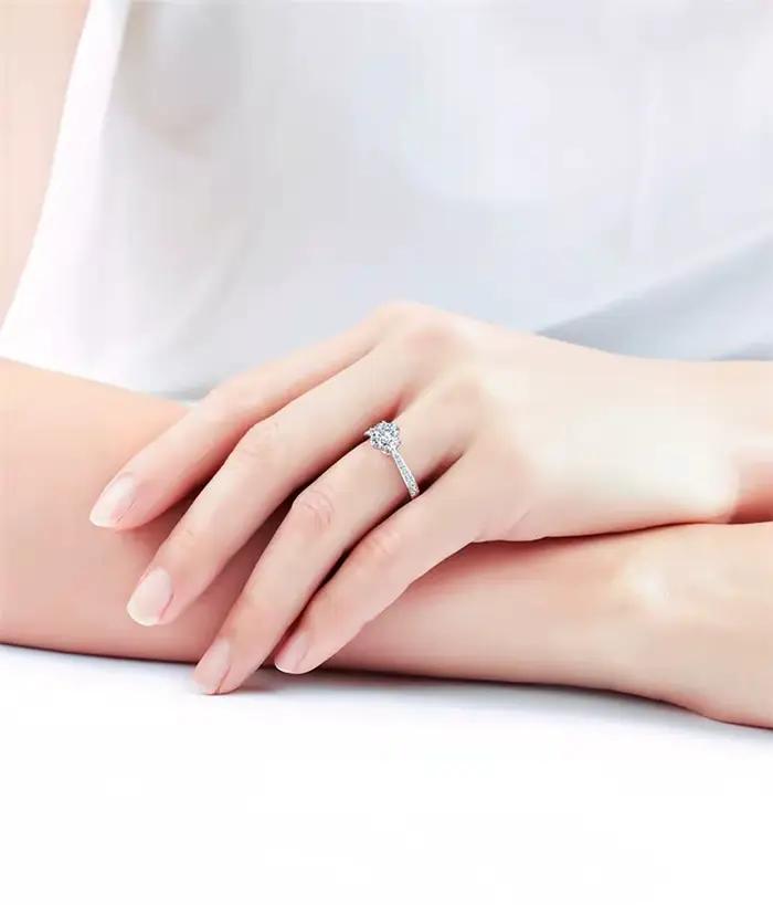 Bague en argent sterling 925 sertie de cristal brillant pour femmes mariage et occasions spéciales elegance classique et éternelle