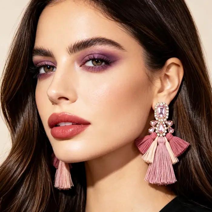 Boucles d'oreilles pendantes bohèmes exagérées en strass faites à la main avec pompons pour femme