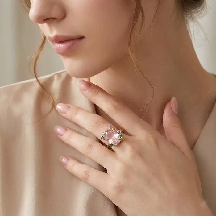 Bague de cocktail dorée ovale rose avec accents multicolores en CZ pour femmes, bague élégante à offrir pour fiançailles, anniversaires et occasions spéciales