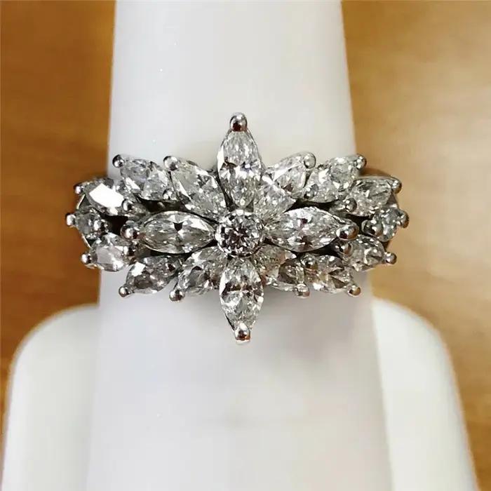 Bague pour femmes en laiton et zircone cubique design floral géométrique pour fête et usage quotidien