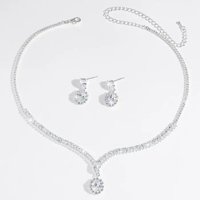 Ensemble collier et boucles d'oreilles en zircon - un bijou simple mais luxueux