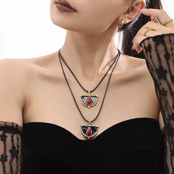 Collier en acier inoxydable pour femmes avec pendentif en émail unique et chaîne en corde noire pour soirée élégante et cadeau spécial