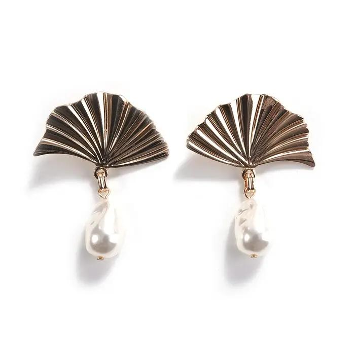 Boucles d'oreilles pendantes en perles baroques en forme d'éventail en or