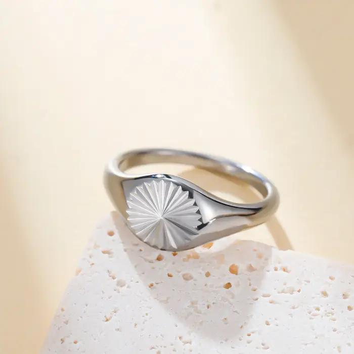 Bague Mobius en acier inoxydable plaquée or 18 carats pour femmes, design géométrique minimaliste, alliance de mariage pour occasions spéciales
