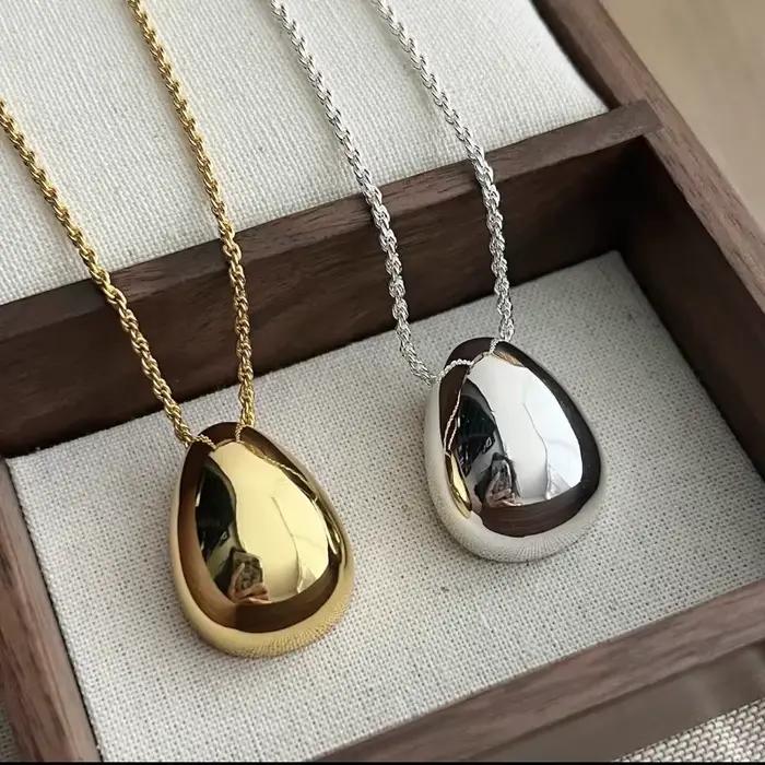Collier avec pendentif en métal brillant pour femmes