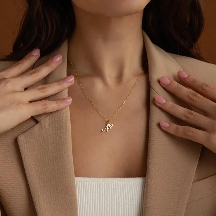 Collier initial en acier inoxydable pour femmes avec différents styles et couleurs minimalistes bijoux cadeau pour occasions spéciales