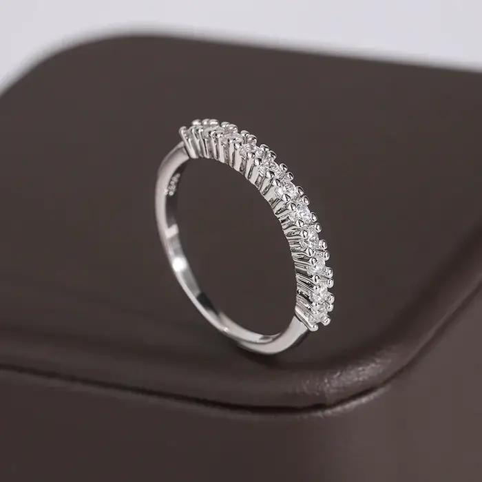 Bague de cocktail pour femme en plaqué argent 925 style classique motif géométrique avec pierres de zirconium pour occasion spéciale