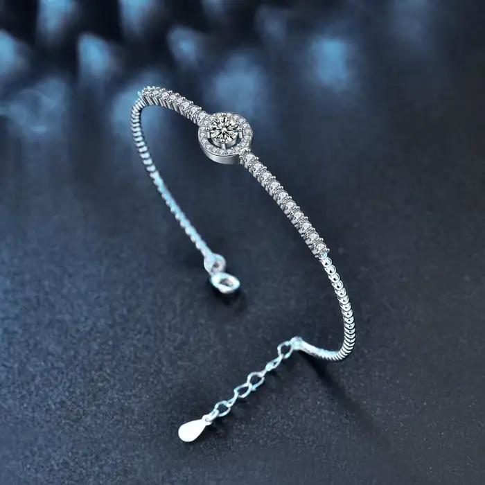Bracelet ouvert moderne : argent S925 plaqué rhodium avec moissanite plein cercle 0,5CT. Bijoux pour femmes élégants et réglables.