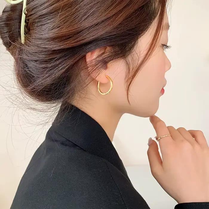 Boucles d'oreilles rondes simples et grandes pour femmes