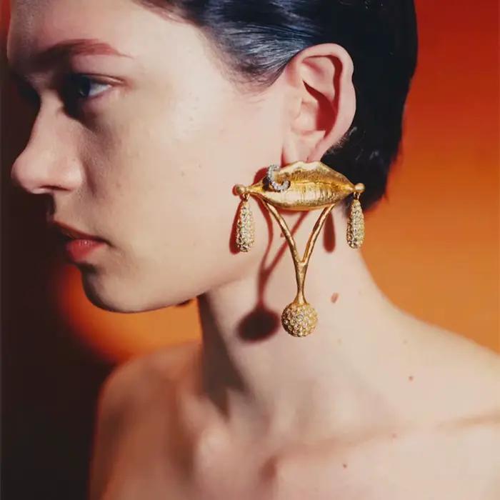 Boucles d'oreilles pendantes en forme de goutte d'eau avec finition dorée pour femmes, bijoux fantaisie élégants pour toutes les occasions