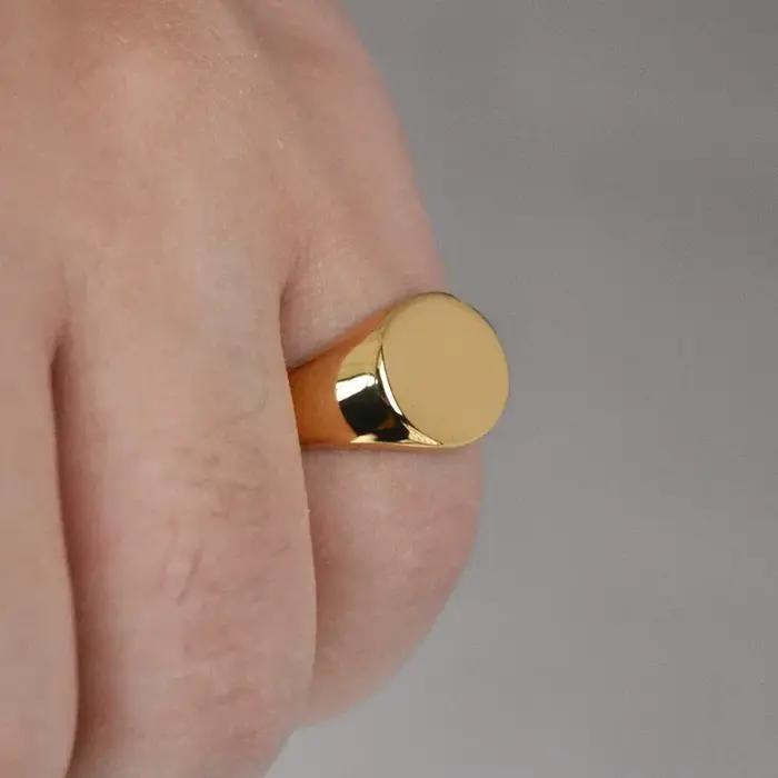 Bagues chevalières ovales lisses plaquées or 18 carats en acier inoxydable hautement poli faites à la main pour femmes et hommes