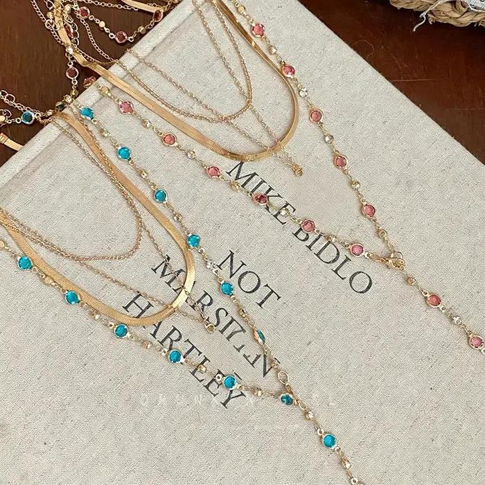 Collier multi-couches de style français avec motif floral coloré