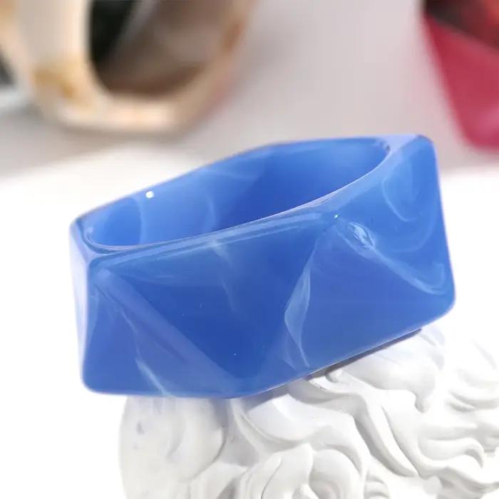 Bracelet tendance en résine épaisse à facettes géométriques irrégulières pour femmes