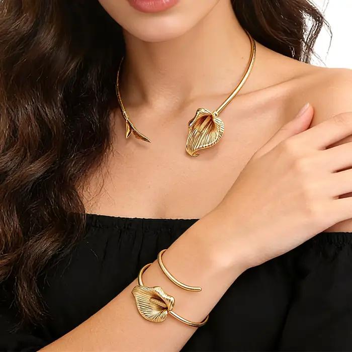Parure de bijoux lys calla doré mat collier ras du cou ajustable bracelet floral pour femmes occasions spéciales usage quotidien cérémonies