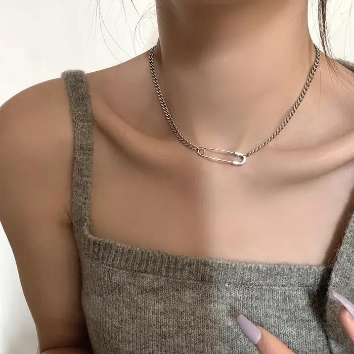 Collier ras du cou avec épingle de sûreté créative pour femmes