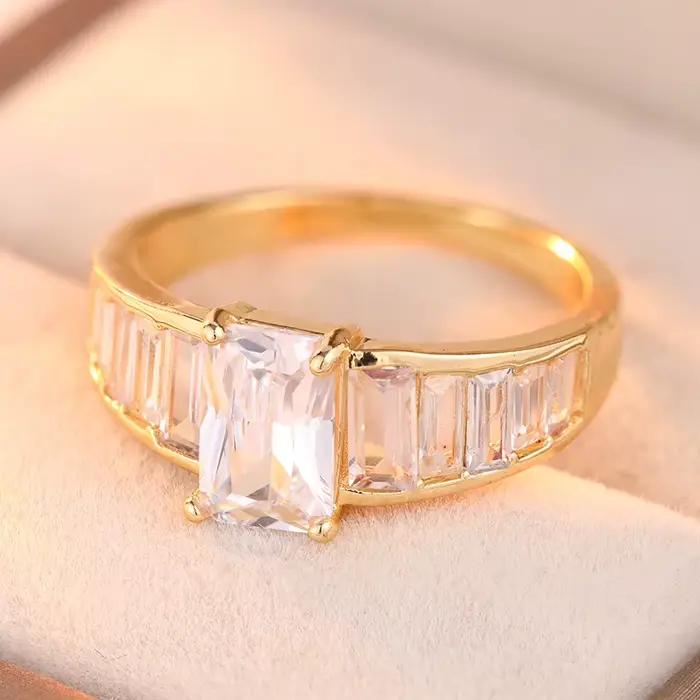 Magnifique bague de fiançailles à trois rangs incrustée de zircone synthétique pour femme, accessoir