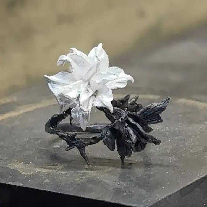 Bague fleur de mandala noire et blanche pour femme