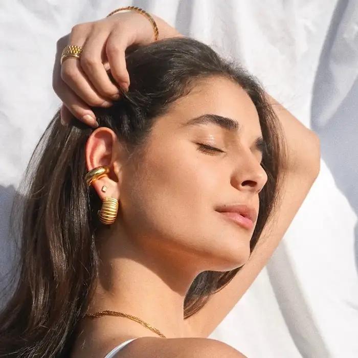 Élégantes boucles d'oreilles créoles en forme de C