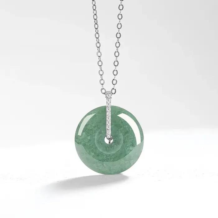 Collier pendentif croix serpent en jadéite du Myanmar