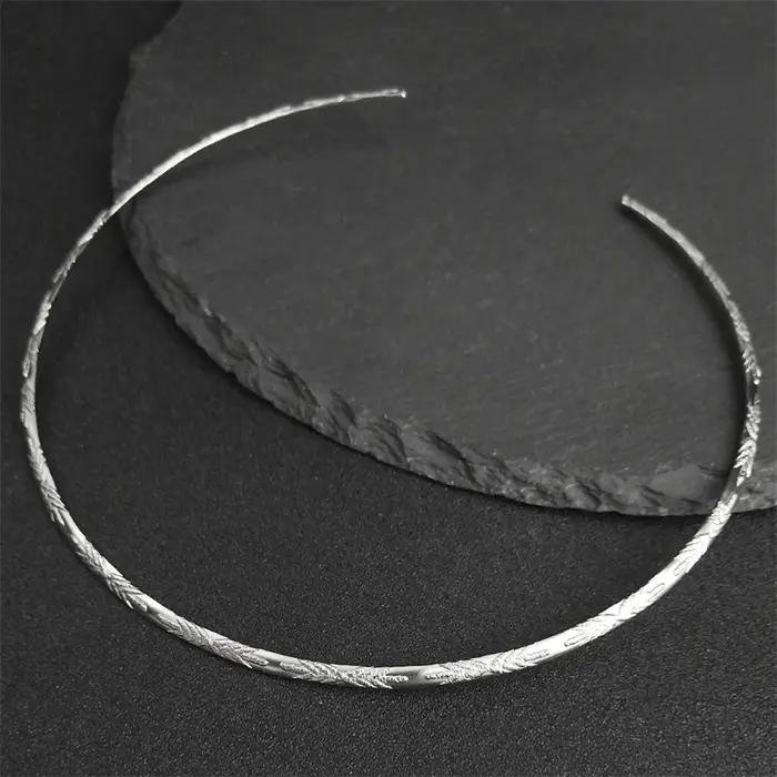 Bague de cou en acier inoxydable pour hommes et femmes avec design punk, ajustement parfait pour cou, bijou cadeau pour occasions spéciales comme anniversaire, mariage, et plus