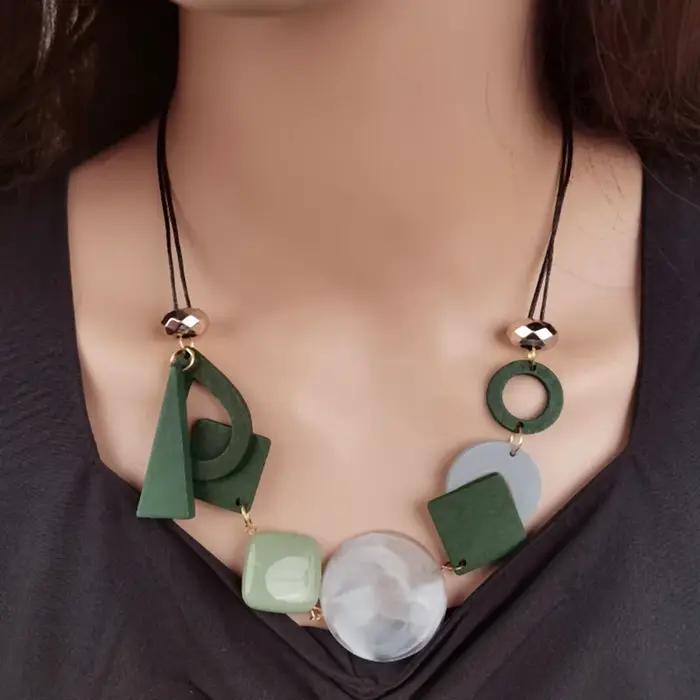 Collier en bois vintage avec pendentif géométrique ethnique pour femmes bijoux de cou pour anniversaire et occasions spéciales