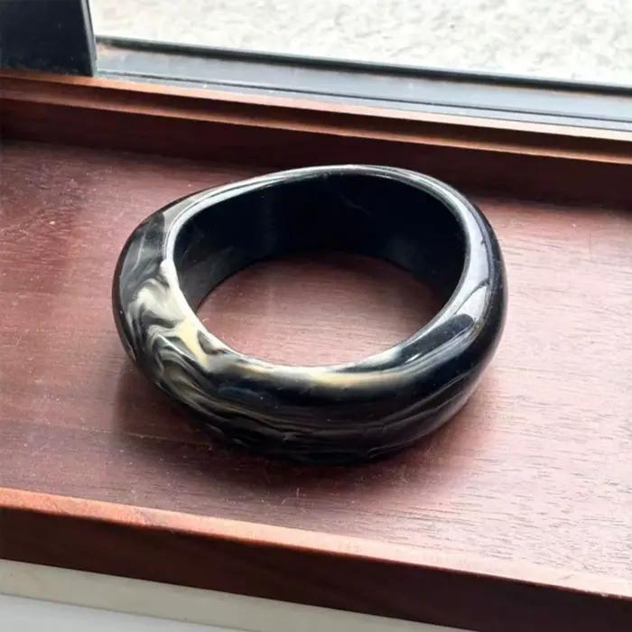 Bracelet en résine avec motif géométrique pour femmes et filles, élégant et moderne pour toutes les occasions spéciales