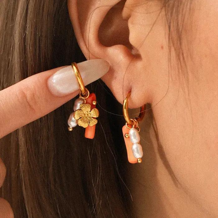 Ensemble de boucles d'oreilles et bagues en perles florales